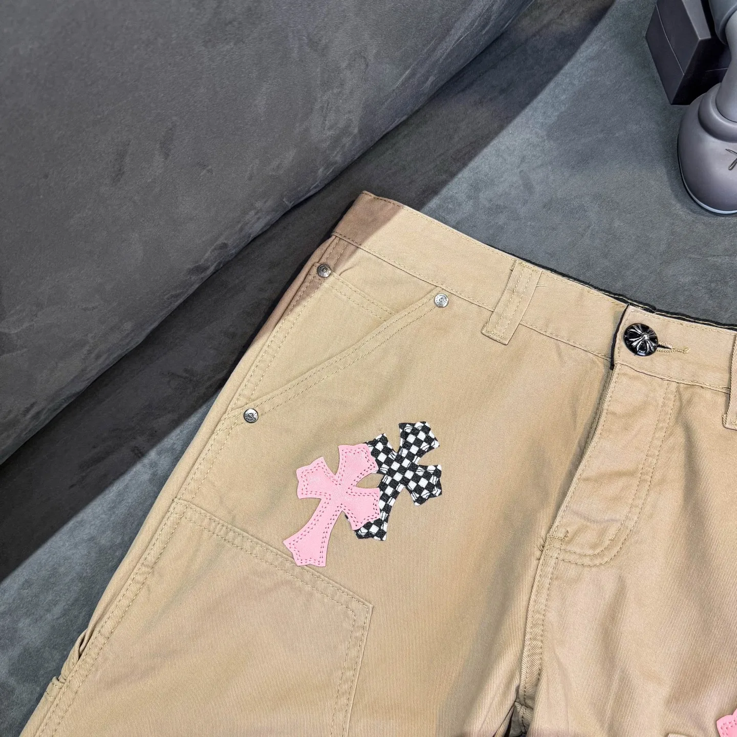P270 CHROME HEARTS 2025 new khaki logging pink checkerboard cross leather couple style loose jeans Top ceiling quality Styles with different washed textures are very friendly to people with thin legs and thick legs. The straight and loose version is very flattering to the leg shape. The moderate length will never go out of style, easy to match with casually, the basic styling of various styles, a must-have in the wardrobe! The fabric is stiff but also makes the upper body soft without losing texture. The washing process is even more perfect. It is a must-have item for everyone! ! ! Color: Khaki Size: 28/30/32/34 Waist: 75/80/85/90 Knee: 45.5/47/48.5/50 Pants length: 102/104/106/108